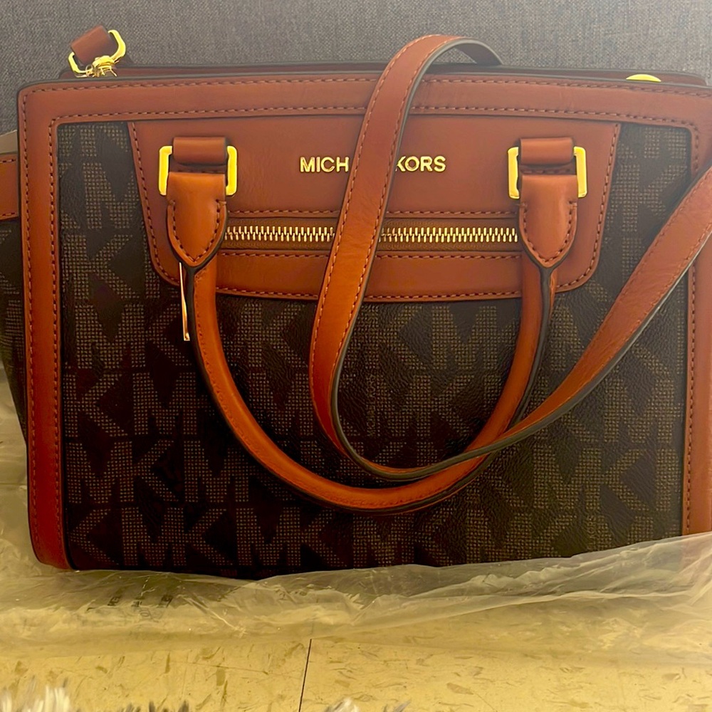 Michael kors shoulder bag with removable crossbody strap